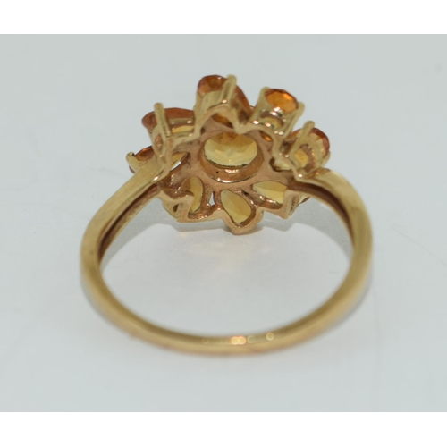 323 - 9ct gold amber colour daisy ring size P