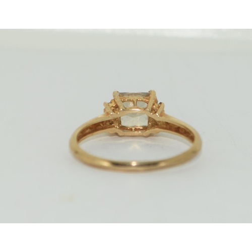 379 - 9ct gold ladies Lemon quarts and diamond chip ring size P