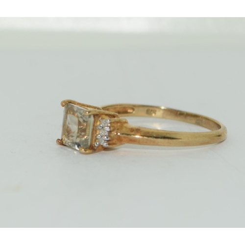 379 - 9ct gold ladies Lemon quarts and diamond chip ring size P