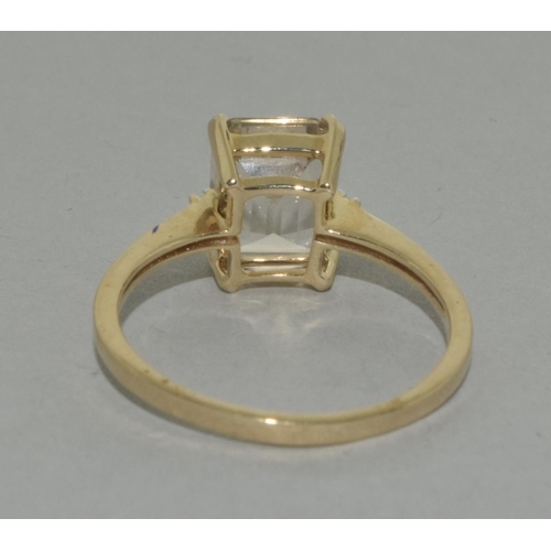 343 - A 9ct gold Daubarite ring Size R