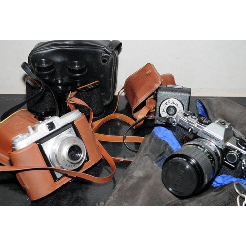 76 - Collection of vintage cameras to include an Olympus OM10 and a pair of vintage tinted goggles