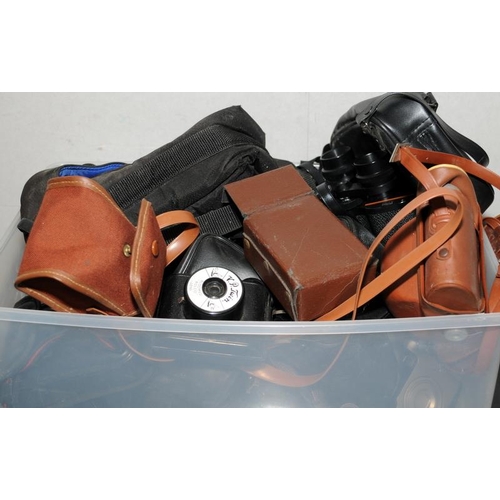 76 - Collection of vintage cameras to include an Olympus OM10 and a pair of vintage tinted goggles