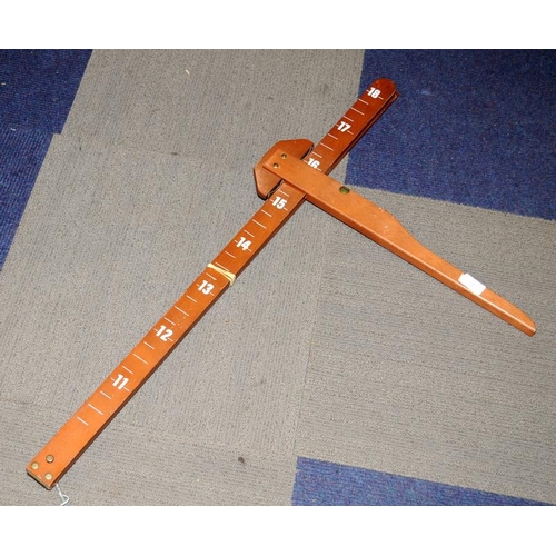 30 - Wooden horse measuring stick, 10 hands up to 18 hands