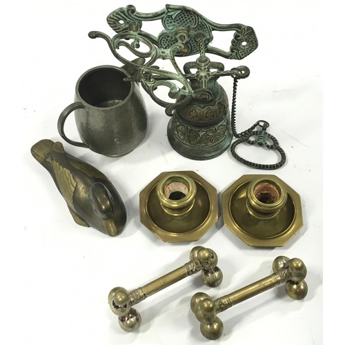 125 - Collection of metal ware items to include vintage bell, pair of brass candle holders and other items... 