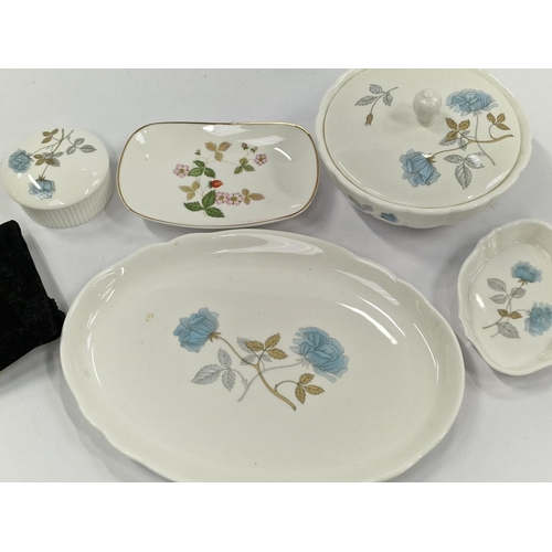 84 - Wedgwood dressing table set together a similar pin dish and a Kigu compact