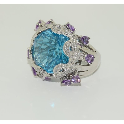 452 - 18ct Gold ladies Topaz and Amethyst ring.