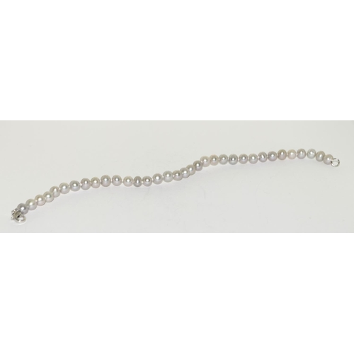 356 - Cultured pearl silver clasp bracelet.