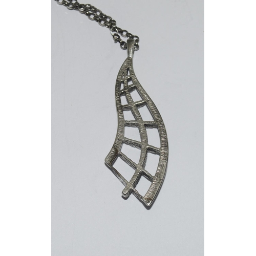 441 - Silver designer necklace.