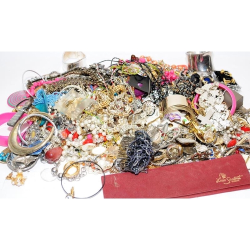 304 - Large tub of costume jewellery