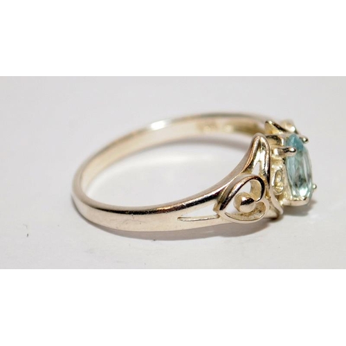 360 - A 925 silver and natural blue topaz ring Size T 1/2.