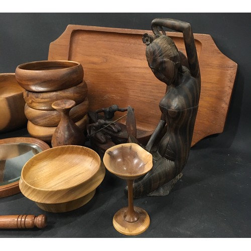 36 - Collection of various wooden/treen items.