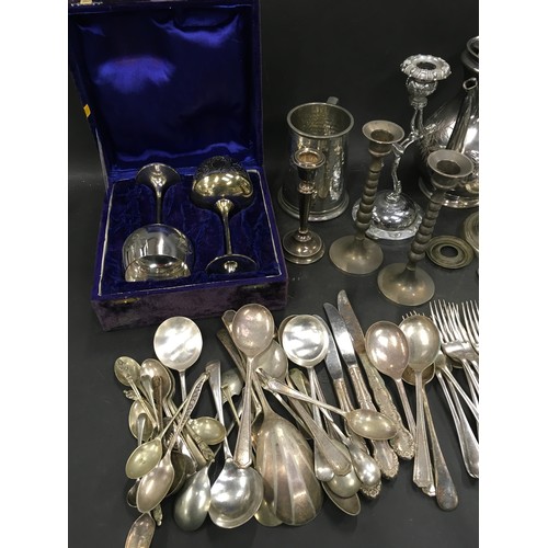 333 - Collection of mixed silver and silver plate to include flatware.