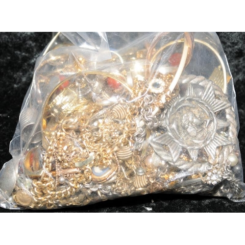 384 - Bag of costume jewellery