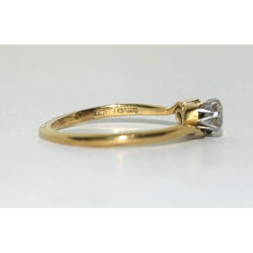 430 - 18ct Gold Diamond ring - approx 50 points. Size Q.