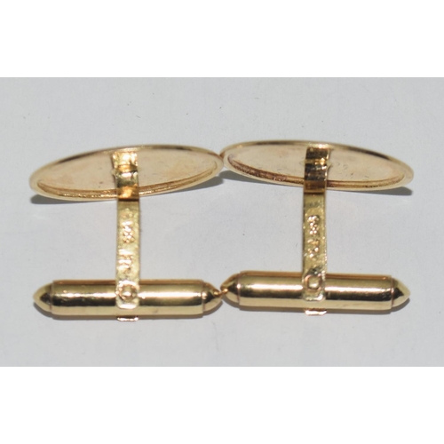 440 - Pair of 14ct Gold cuff links together with 22ct Gold Wedding band, Size U.