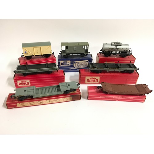 96 - Hornby Dublo group of boxed and unboxed wagons to include 4679 Traffic Services Tank Wagon, 4300 Blu... 