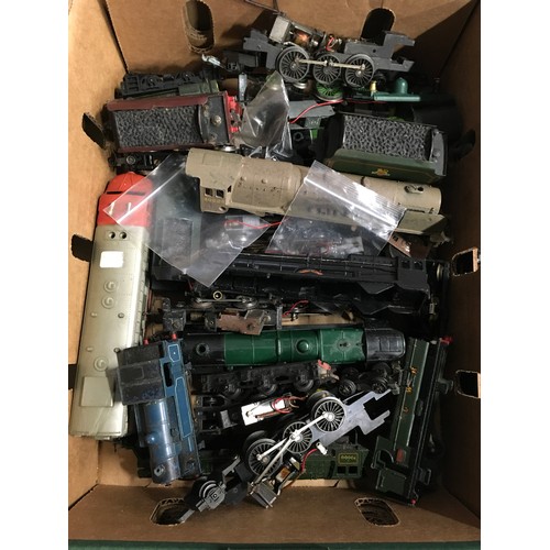 98 - 2 trays of OO gauge items to include loco chassis and bodies, rolling stock, electrical clips etc. G... 