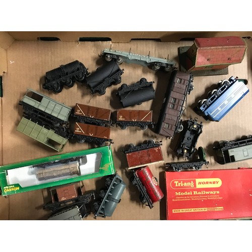 104 - Various OO gauge rolling stock to include Hornby Dublo, Triang, Hornby and others. Various condition... 