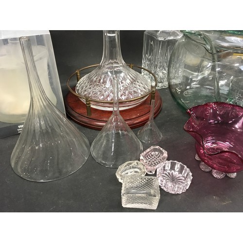 136 - Collection of mixed glassware items to include crystal decanters, cranberry glass bowl and other ite... 