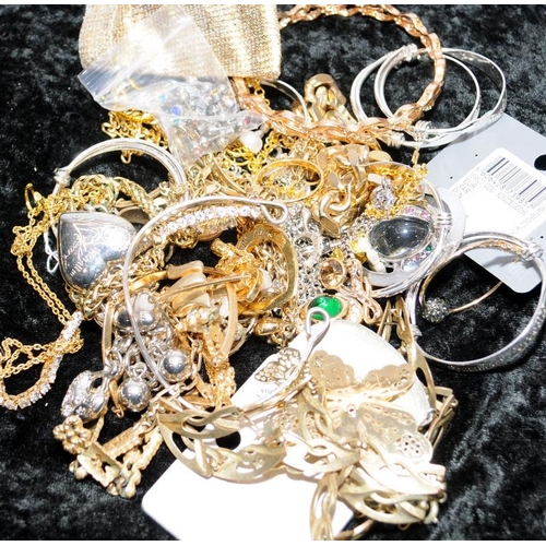 499 - Mixed bag of costume jewelry