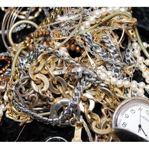 500 - Mixed bag of costume jewellery