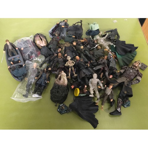 10 - Collection of Lord of the Rings figures.