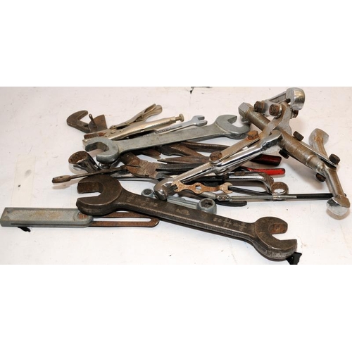 306 - Collection of vintage workshop tools to include vehicle maintenance tools