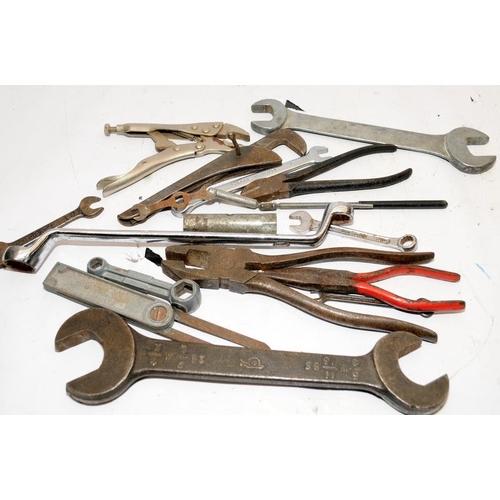 306 - Collection of vintage workshop tools to include vehicle maintenance tools