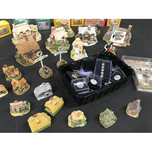 99 - Various Lilliput lane collectors badges, miniature cottages some boxed, lilliput lane mini figures a... 