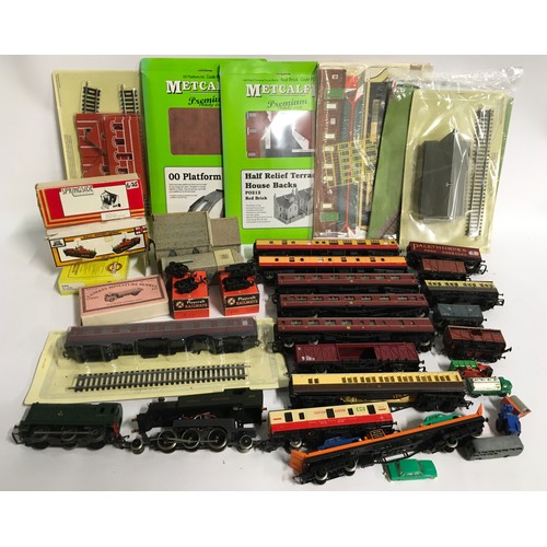 195 - Collection of mainly OO gauge accessories to include unboxed  locos, rolling stock, track, vehicles ... 