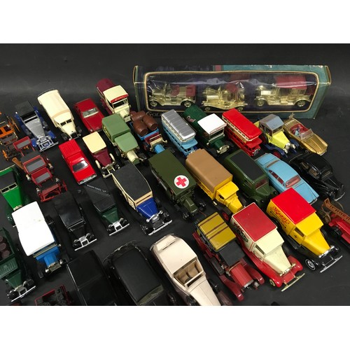 181 - Collection of vintage and modern die cast vehicles to include Dinky, Corgi, Matchbox and Lledo.