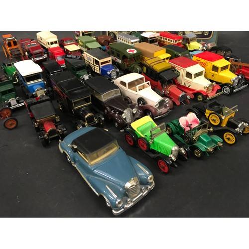 181 - Collection of vintage and modern die cast vehicles to include Dinky, Corgi, Matchbox and Lledo.