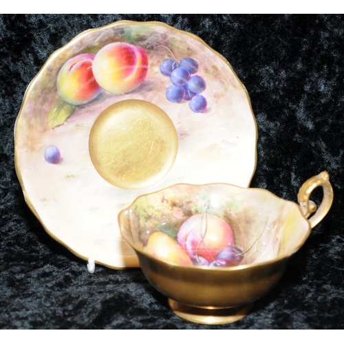 35 - Exceptional Royal Worcester hand painted fruits cup and saucer signed by Albert Shuck