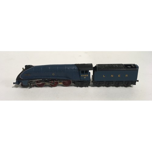 122 - Graham Farish N Gauge 372-351A A4 4468 Mallard LNER Garter Blue. Appears Excellent, boxed.