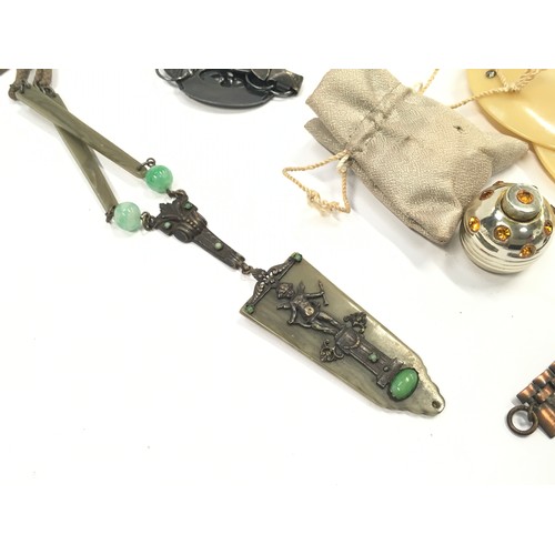 128 - Small collection of mixed curios/collectables to include some vintage costume jewellery.