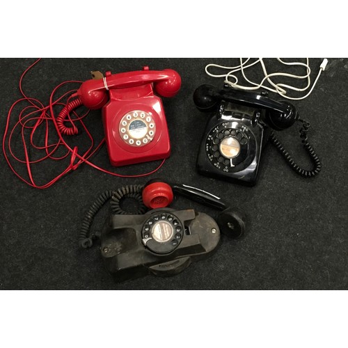 283 - Collection of telephones to include two vintage examples (3).