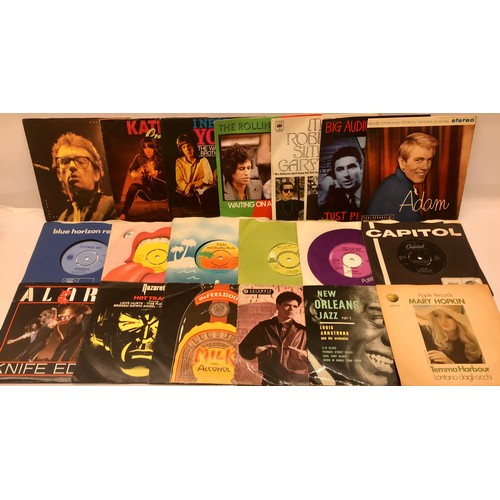 130A - BOX OF VARIOUS VINYL SINGLES. Mainly found in VG+ conditions we have a selection of vinyls from - Be... 