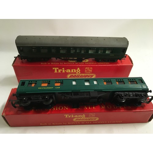 216 - Triang OO group to include R221 SR Comp Coach, R229 Restaurant car, R100 RH Point, R101 Left Hand Po... 