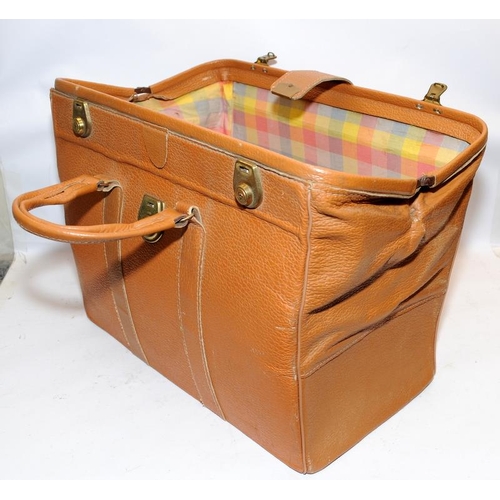 289 - Quality vintage Australian hide Gentleman's portmanteau travel bag by Herbert Caspari, NSW. Measures... 