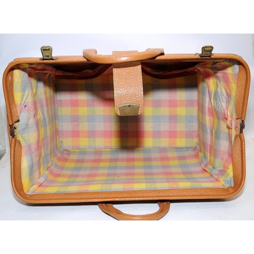 289 - Quality vintage Australian hide Gentleman's portmanteau travel bag by Herbert Caspari, NSW. Measures... 