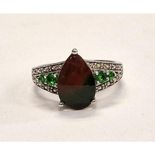 353 - 925 silver ring with green stone shoulders and multi-coloured central stone. Size N.