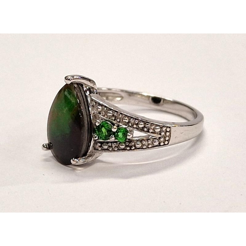 353 - 925 silver ring with green stone shoulders and multi-coloured central stone. Size N.