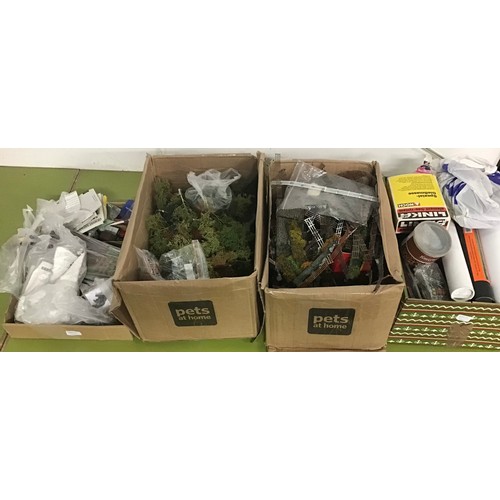 223 - Two boxes and some trays of scenic items - fencing/hedging/trees/bag of lichen, unboxed vehicles, pe... 