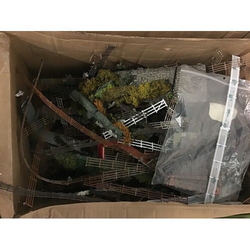 223 - Two boxes and some trays of scenic items - fencing/hedging/trees/bag of lichen, unboxed vehicles, pe... 