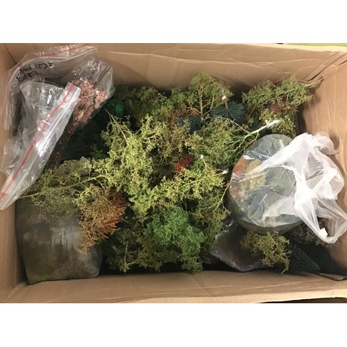 223 - Two boxes and some trays of scenic items - fencing/hedging/trees/bag of lichen, unboxed vehicles, pe... 