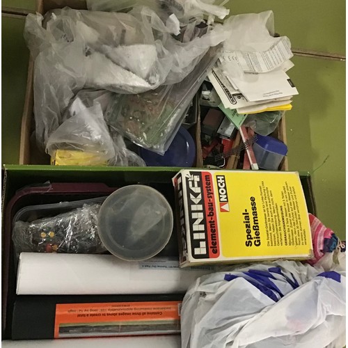 223 - Two boxes and some trays of scenic items - fencing/hedging/trees/bag of lichen, unboxed vehicles, pe... 