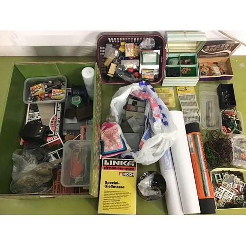 223 - Two boxes and some trays of scenic items - fencing/hedging/trees/bag of lichen, unboxed vehicles, pe... 