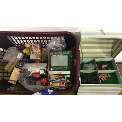 223 - Two boxes and some trays of scenic items - fencing/hedging/trees/bag of lichen, unboxed vehicles, pe... 