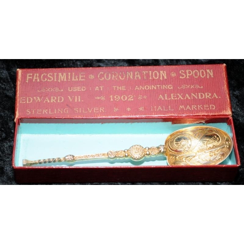 350 - Small collection of bijouterie items to include 9ct gold tie pin with central sapphire, a 1902 silve... 