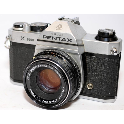 159 - Quality vintage Asahi Pentax K1000 35mm SLR camera with fitted Pentax-M 1:2 50mm prime lens. Shutter... 